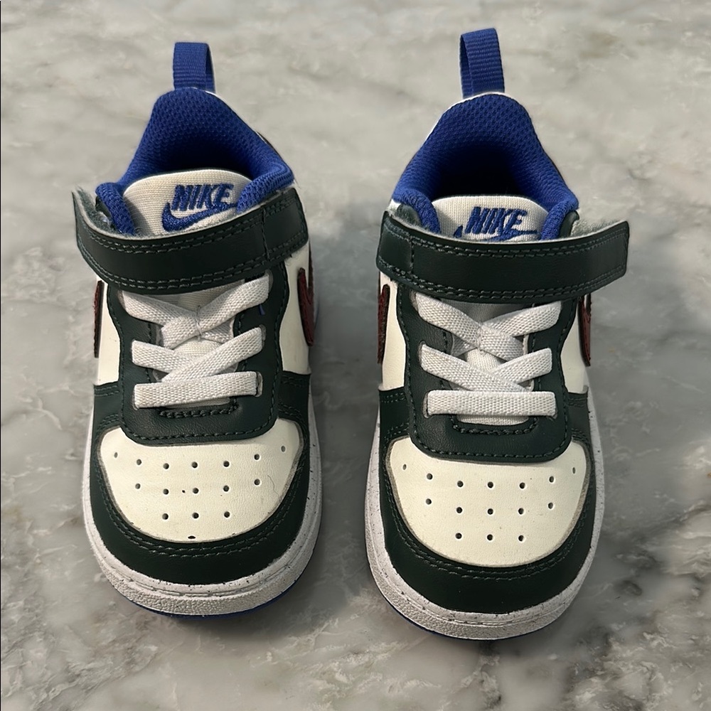 Nike Green and White Sneakers Low-Top Classic Design